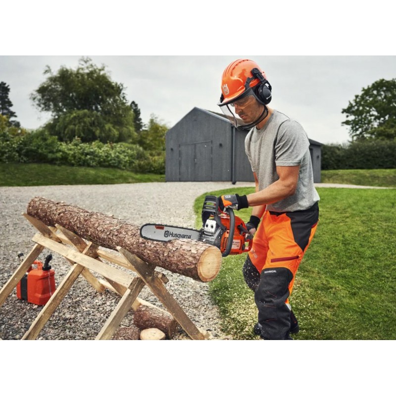 un homme qui coupe une buche avec la tronçonneuse 440 II