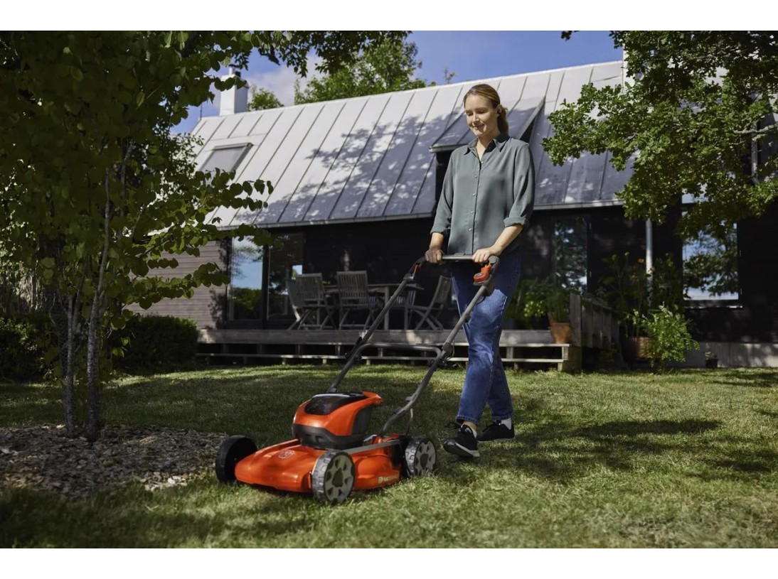 Mise en situation Tondeuse à batterie LB144i - Husqvarna