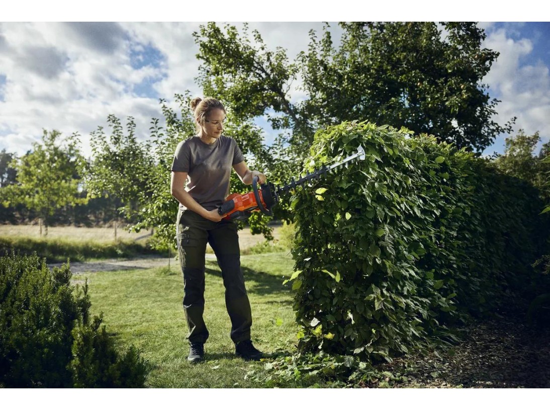 Taille haie HUSQVARNA à batterie 322iHD60 mise en situation