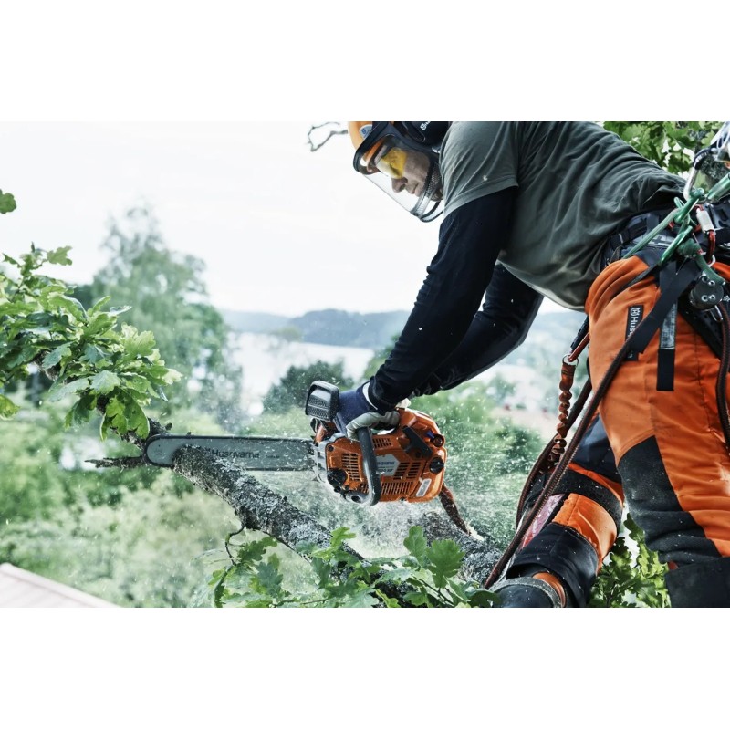 Tronçonneuse T 540XP Mark II Husqvarna situation de coupe dans un arbre