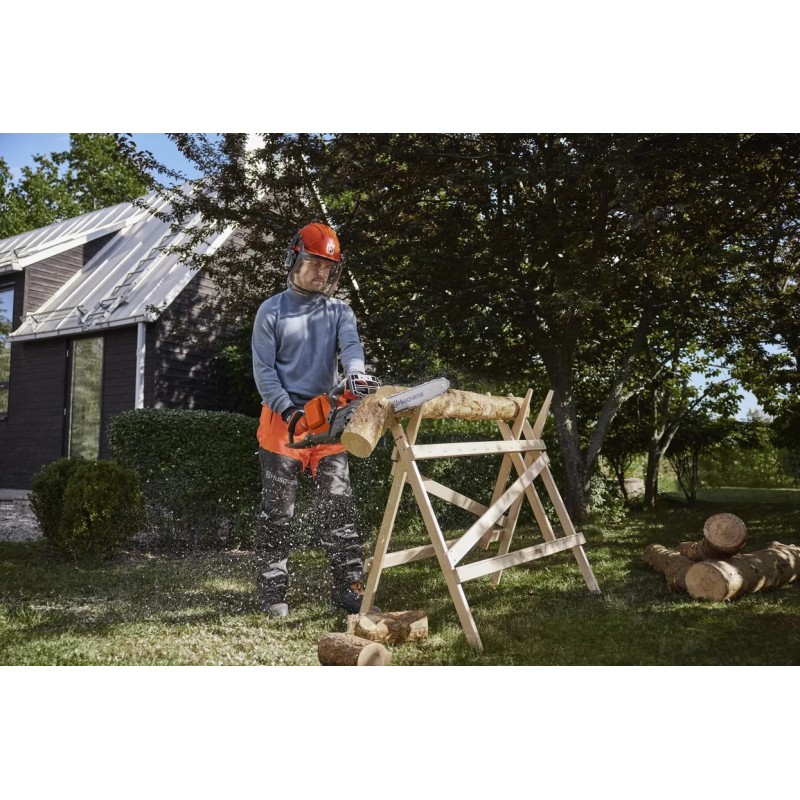 Découpe d'une buche avec la tronçonneuse à batterie 240i Husqvarna