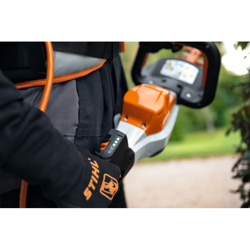 Ergonomie du taille-haies à batterie HSA 130R 75cm STIHL