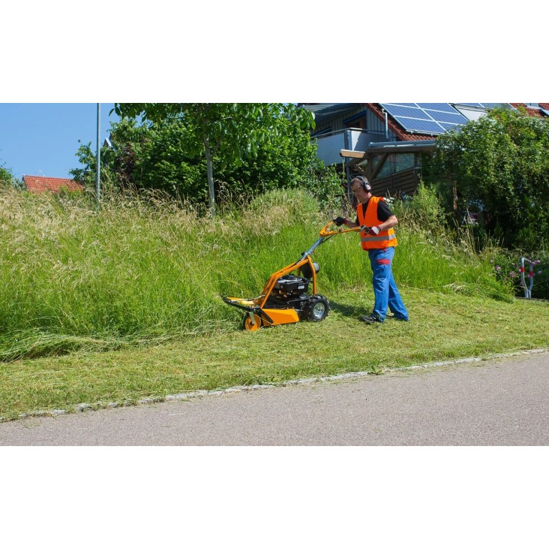 Débroussailleuse à roues AS 63 4T B&S AS MOTOR en situation de débroussaillage