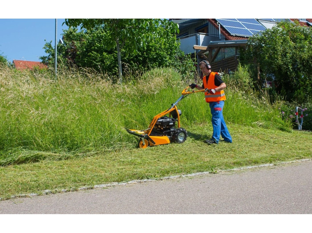 Débroussailleuse à roues AS 63 4T B&S AS MOTOR en situation de débroussaillage