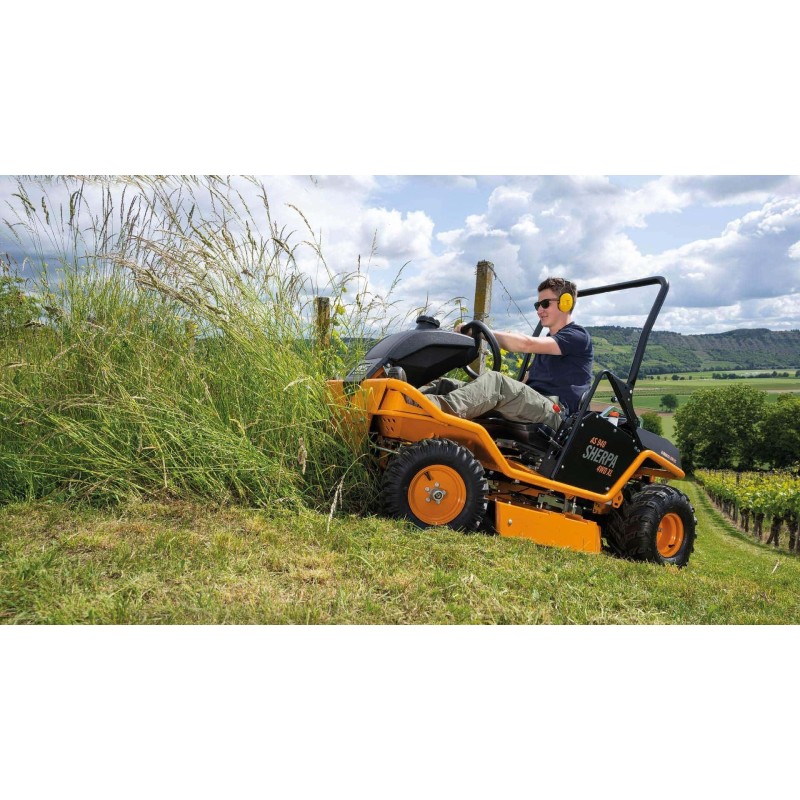 Débroussailleuse autoportée AS 940 Sherpa 4WD XL B&S AS MOTOR en situation de débroussaillage dans les hautes herbes