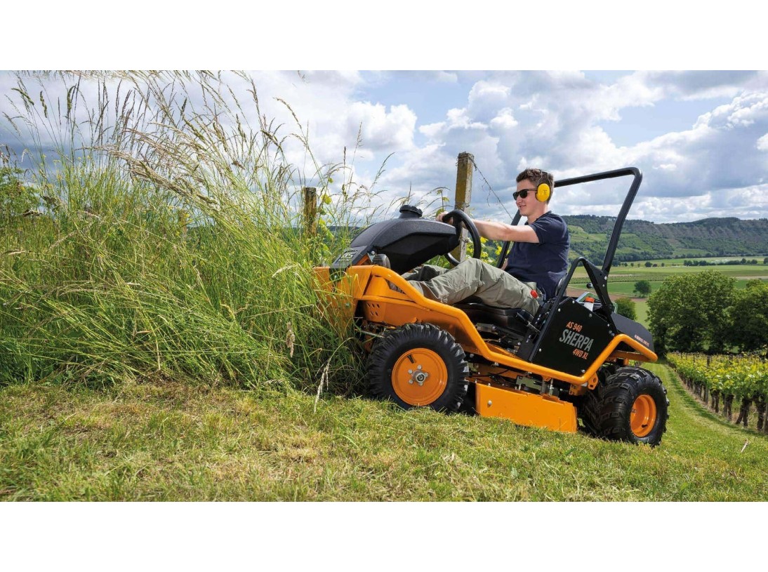 Débroussailleuse autoportée AS 940 Sherpa 4WD XL B&S AS MOTOR en situation de débroussaillage dans les hautes herbes