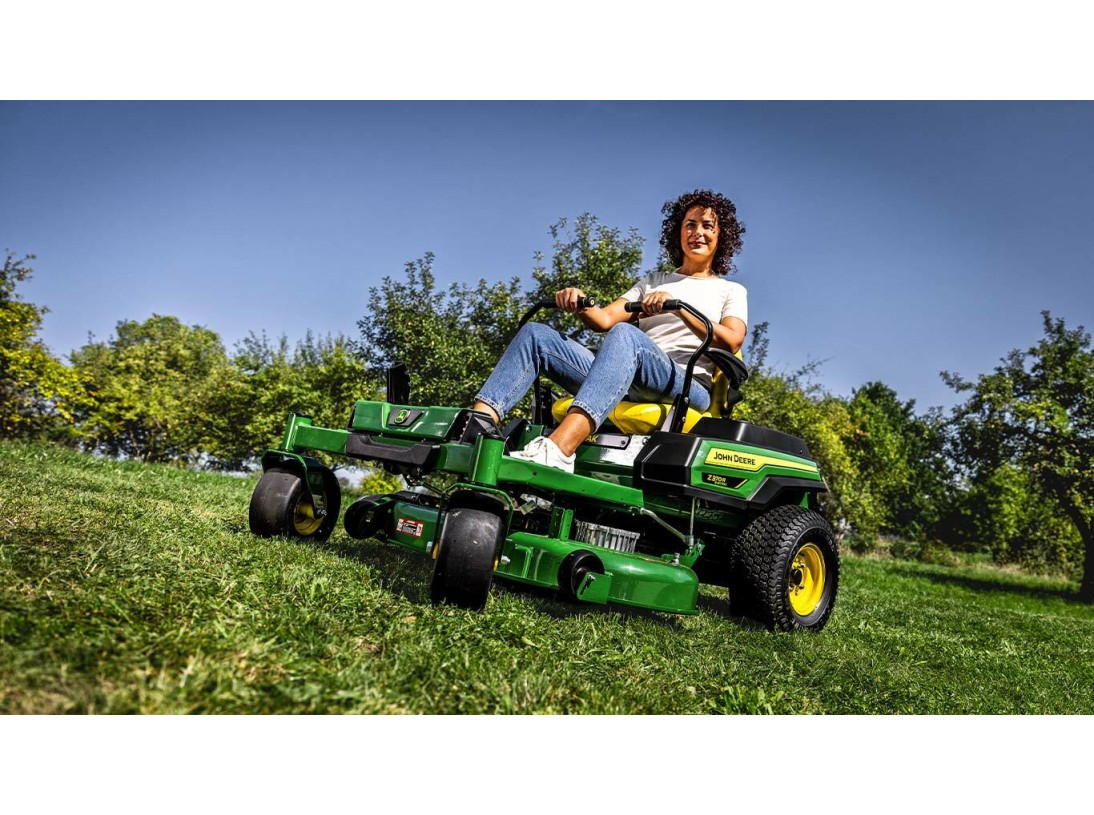 Tondeuse zero turn Z370R électrique ZTrak John Deere en situation de tonte