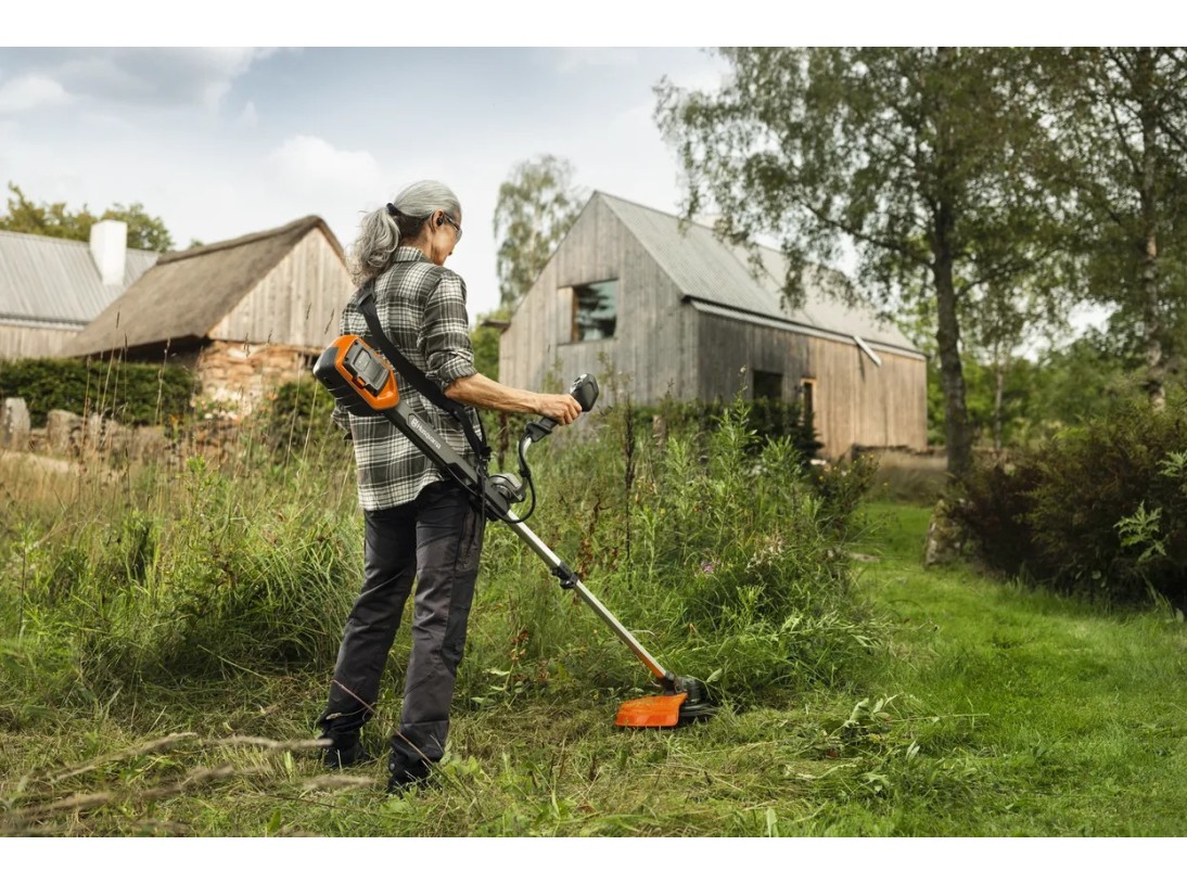 Coupe-bordures à batterie 220IR Husqvarna en situation de débroussaillage