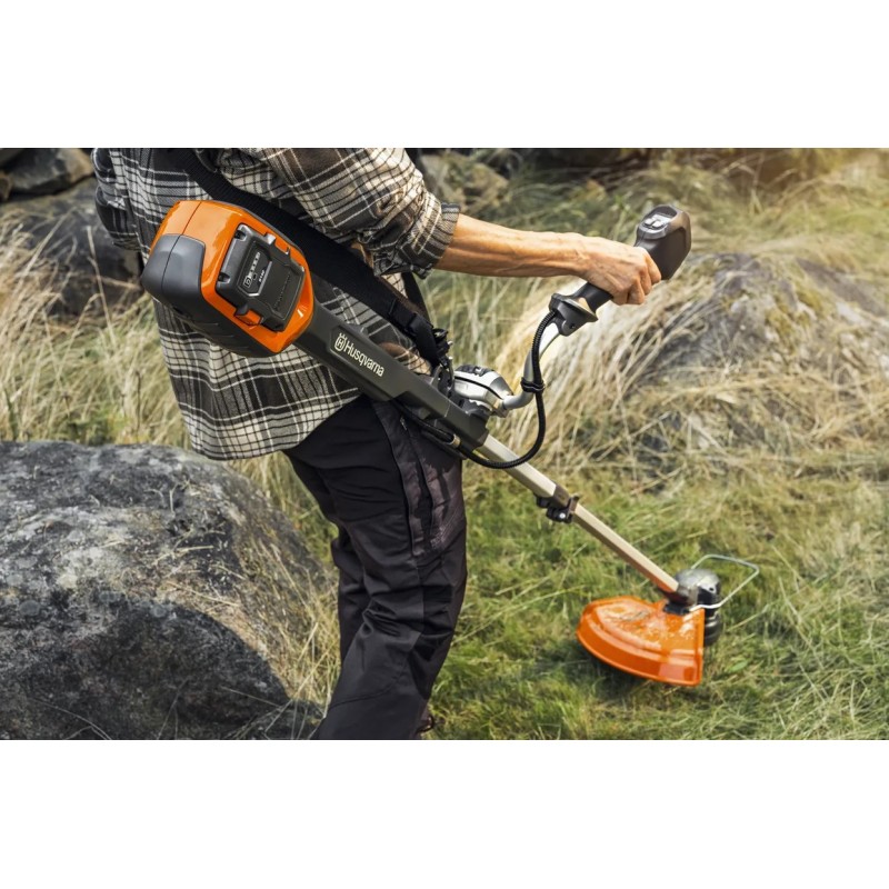 Coupe-bordures à batterie 220IR Husqvarna en situation de coupe