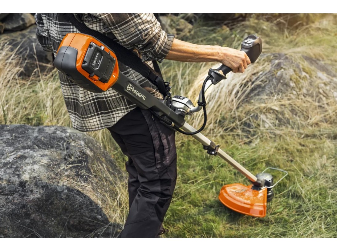 Coupe-bordures à batterie 220IR Husqvarna en situation de coupe
