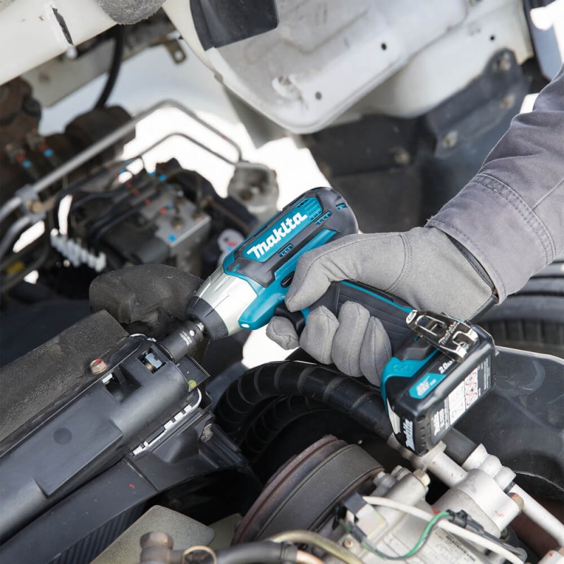 Boulonneuse à chocs 12V 140 NM MAKITA en utilisation
