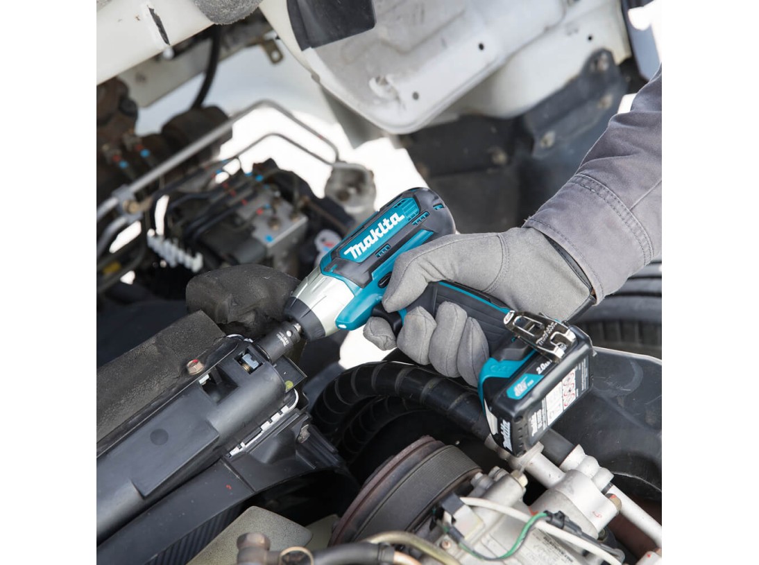 Boulonneuse à chocs 12V 140 NM MAKITA en utilisation