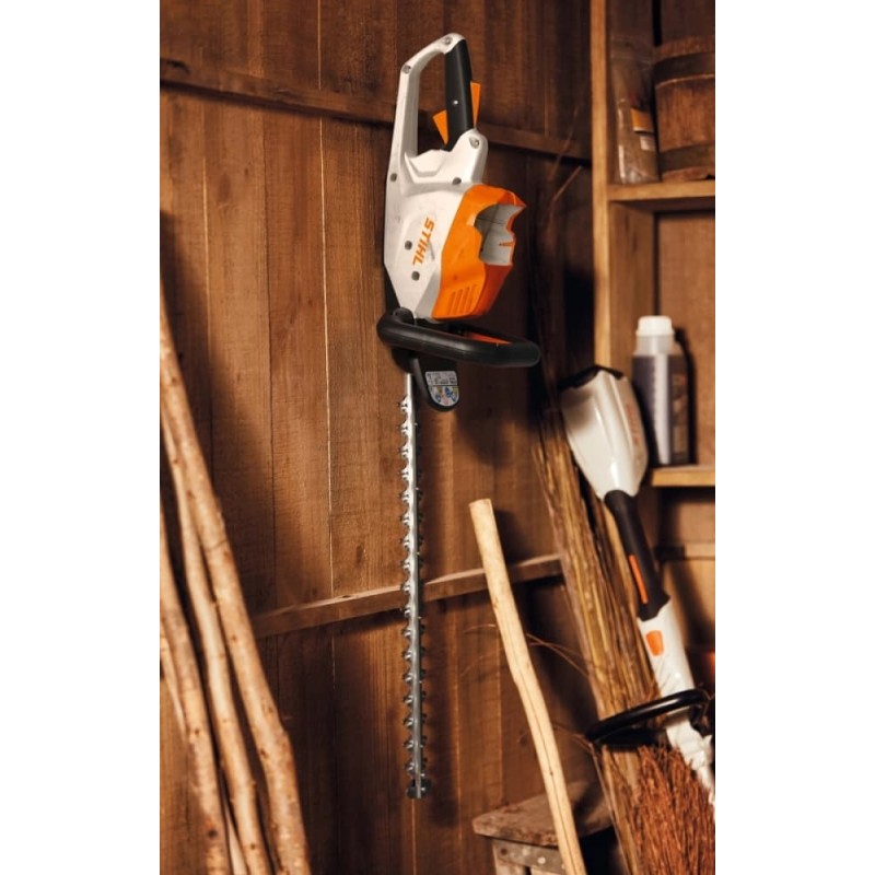 Taille haie sur batterie HSA 50 Stihl sur rangement
