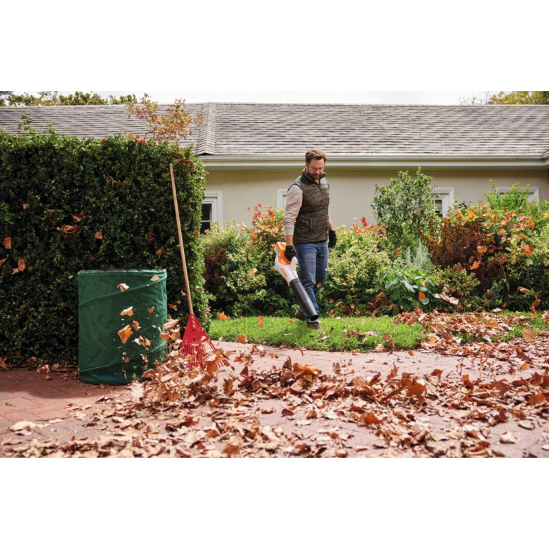 Souffleur à batterie BGA 50 Stihl en situation
