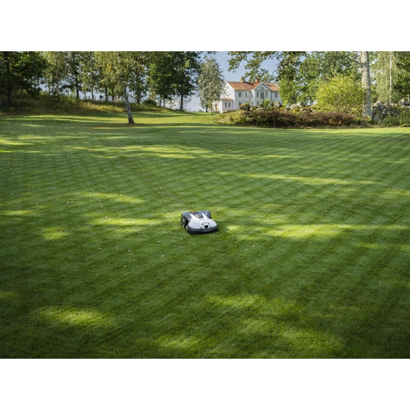Robot tondeuse Automower 430V HUSQVARNA qui tond une large surperficie