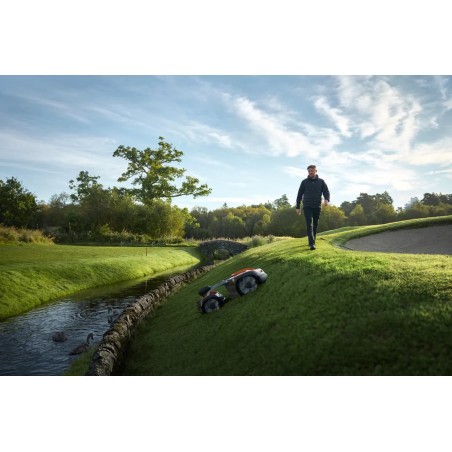 Robot tondeuse AM 535AWD EPOS Husqvarna sur une pente