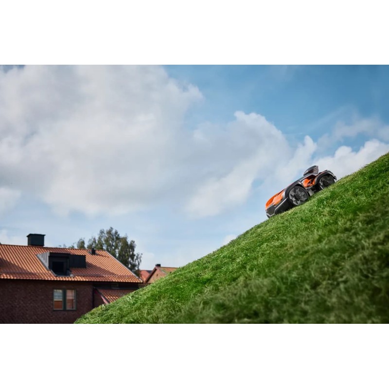 Robot tondeuse AM 535AWD EPOS Husqvarna sur une pente descendante