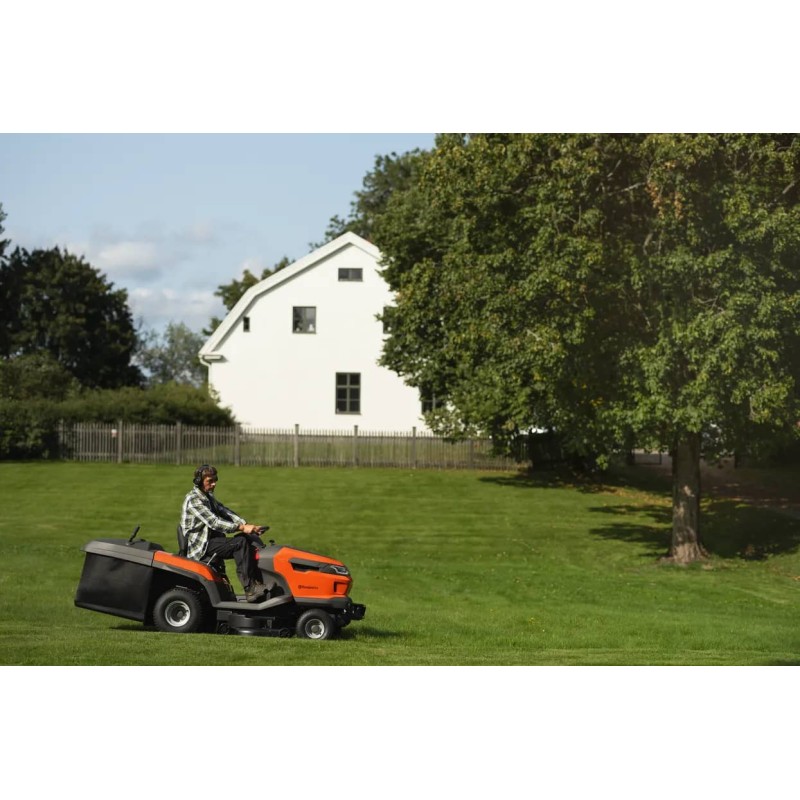 Tondeuse autoportée TC 220T Husqvarna en situation de tonte dans un jardin