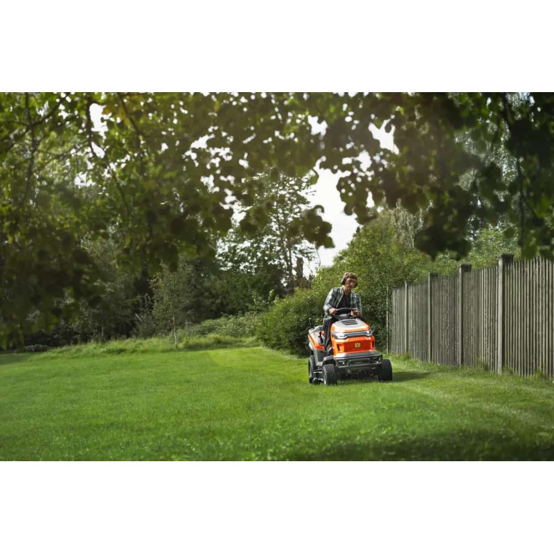 Tondeuse autoportée TC 220T Husqvarna qui tond dans une propriété