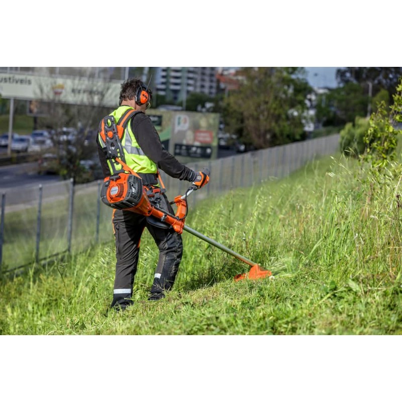 Débroussailleuse Husqvarna 545RX en situation