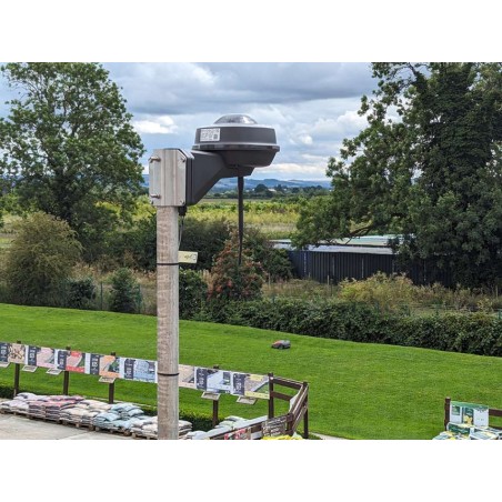 Station de référence EPOS RS5 Husqvarna dans un jardin