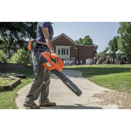 Souffleur à batterie 530iBX Husqvarna en situation d'utilisation.