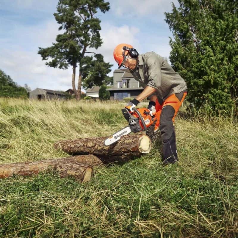 Tronçonneuse 435II Husqvarna en situation de tronçonnage