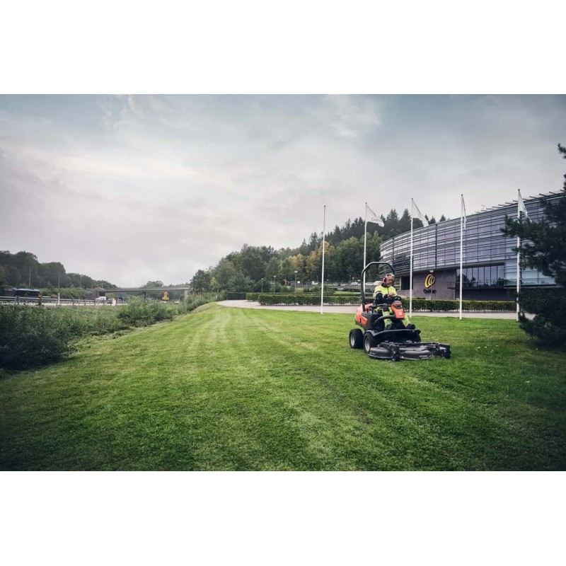 Autoportée Rider P525DX qui tond une surface