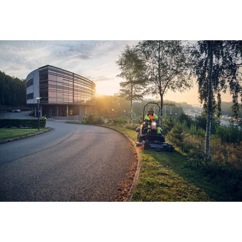 Tondeuse Rider P525DX Husqvarna qui tond une bordure