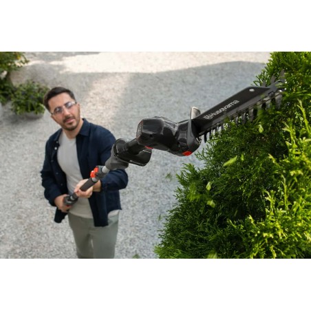 Taille-haies sur perche Husqvarna Aspire S20-P4A en situation de taille