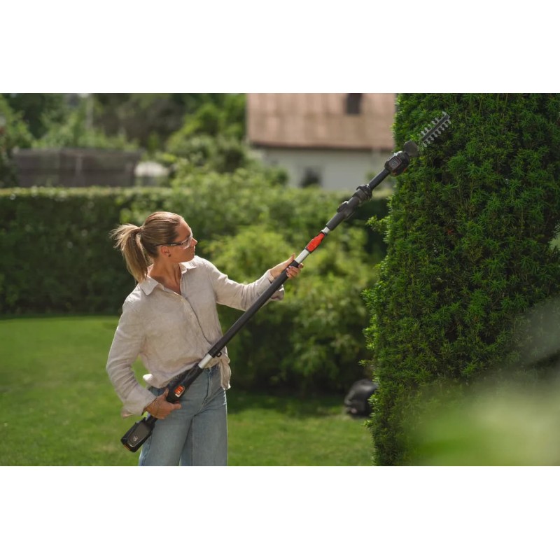 Taille-haies sur perche Husqvarna Aspire S20-P4A en situation de taille