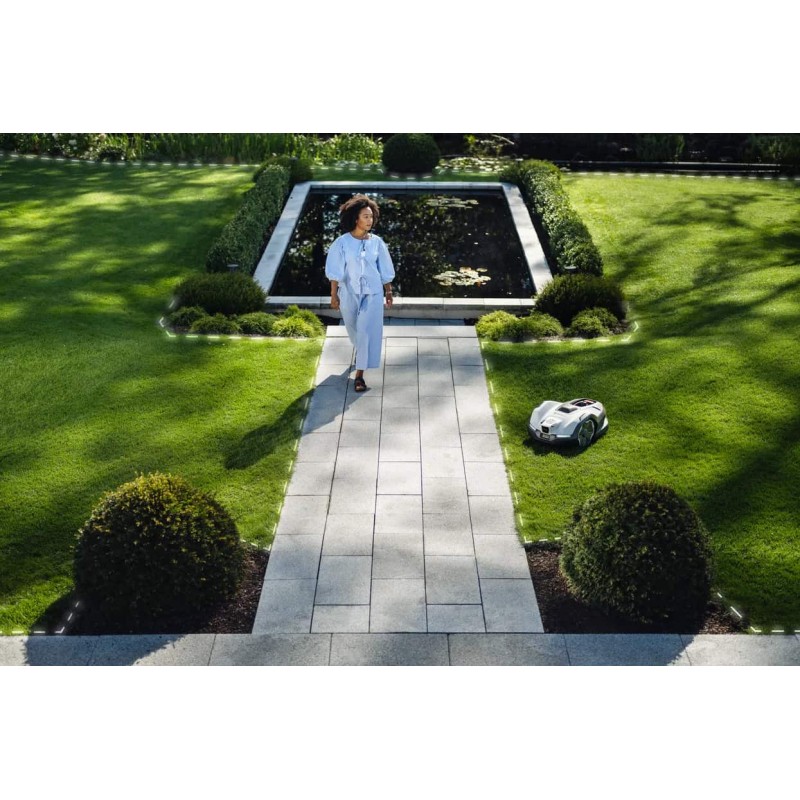 Robot tondeuse Automower 405VE en situation de tonte dans un jardin