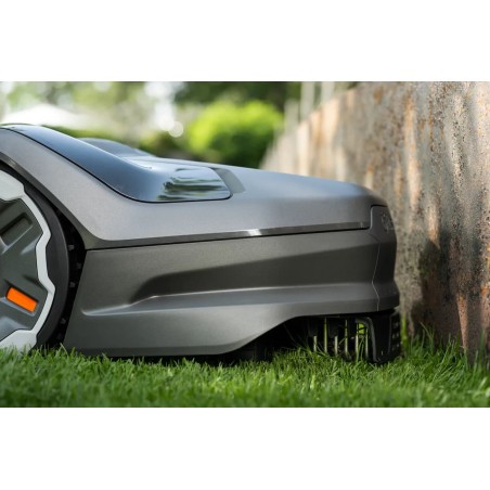 Robot tondeuse Automower 310E NERA sans fil Husqvarna près d'une bordure