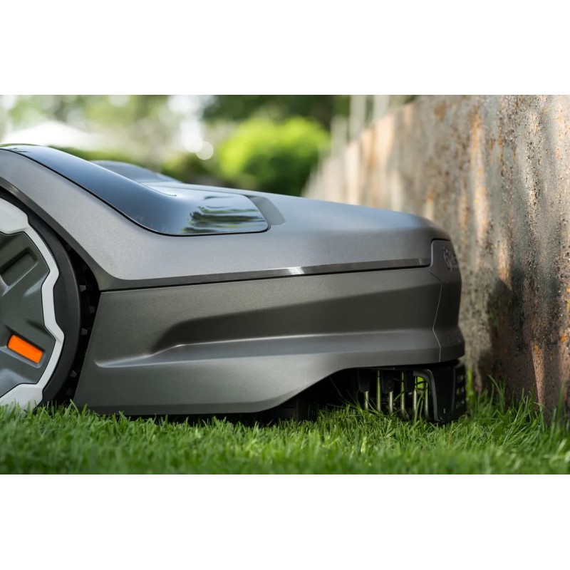 Robot tondeuse Automower 310E NERA sans fil Husqvarna près d'une bordure