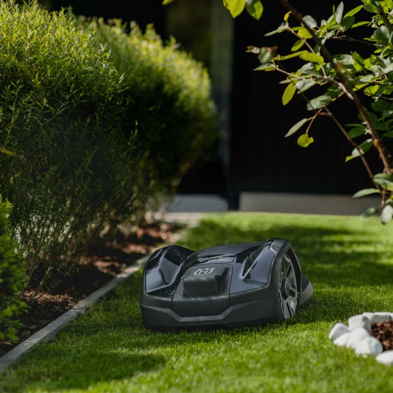 Robot tondeuse Automower 310E NERA sans fil Husqvarna en situation de tonte