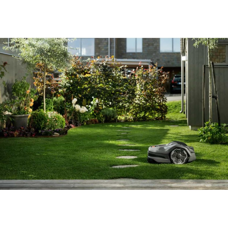 Robot tondeuse NERA 305E qui tond une pelouse verte