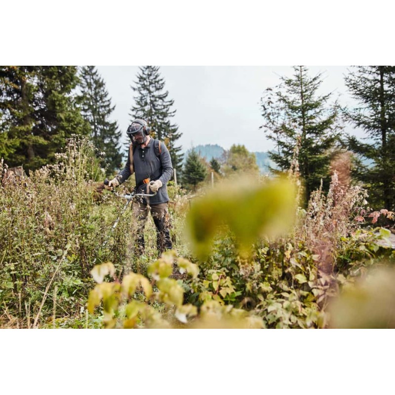 Débroussailleuse FS 131 R Stihl en situation de débroussaillage