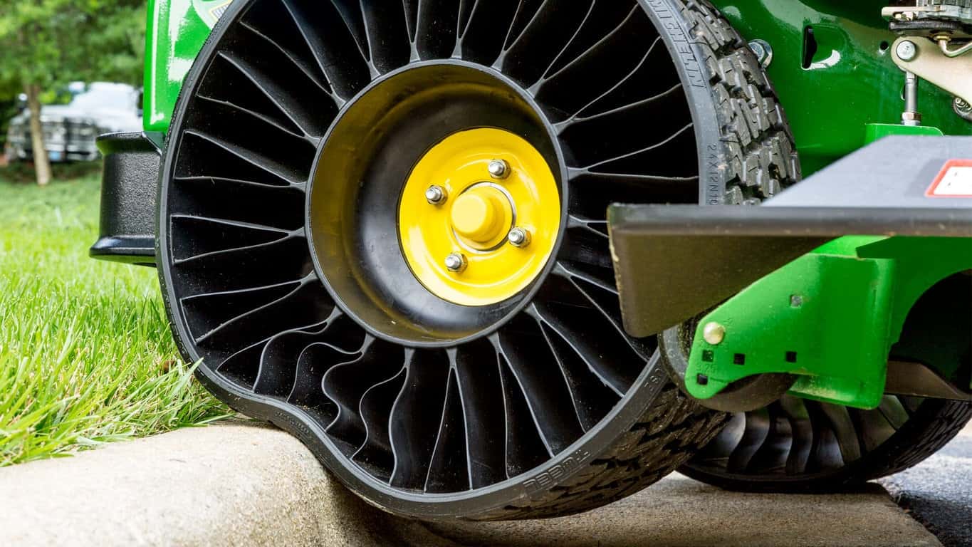 Pneu sans air Michelin X Tweel Turf monté sur une tondeuse ZTrak John Deere