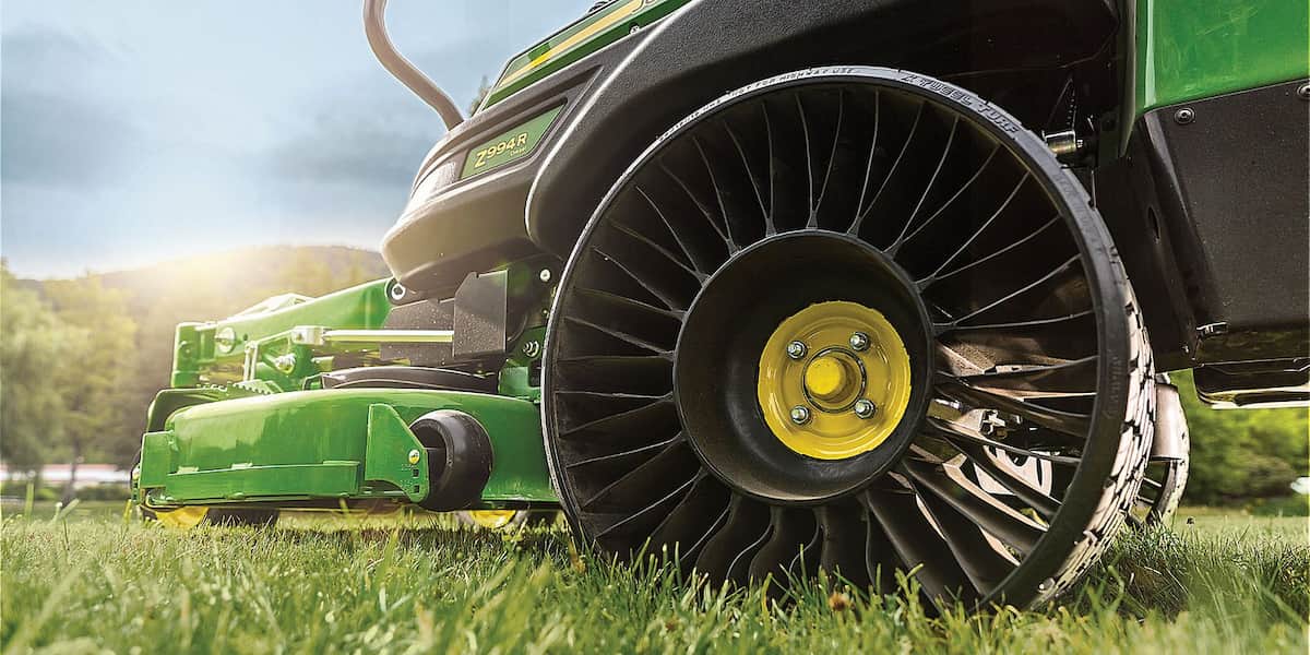 Pneu sans air Michelin X Tweel Turf monté sur une tondeuse ZTrak John Deere.