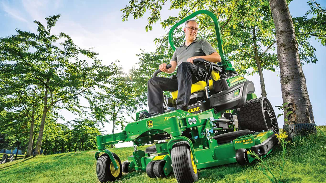Tondeuse professionnelle John Deere Z994R diesel à rayon de braquage zéro exposée chez Thomas Rural Master