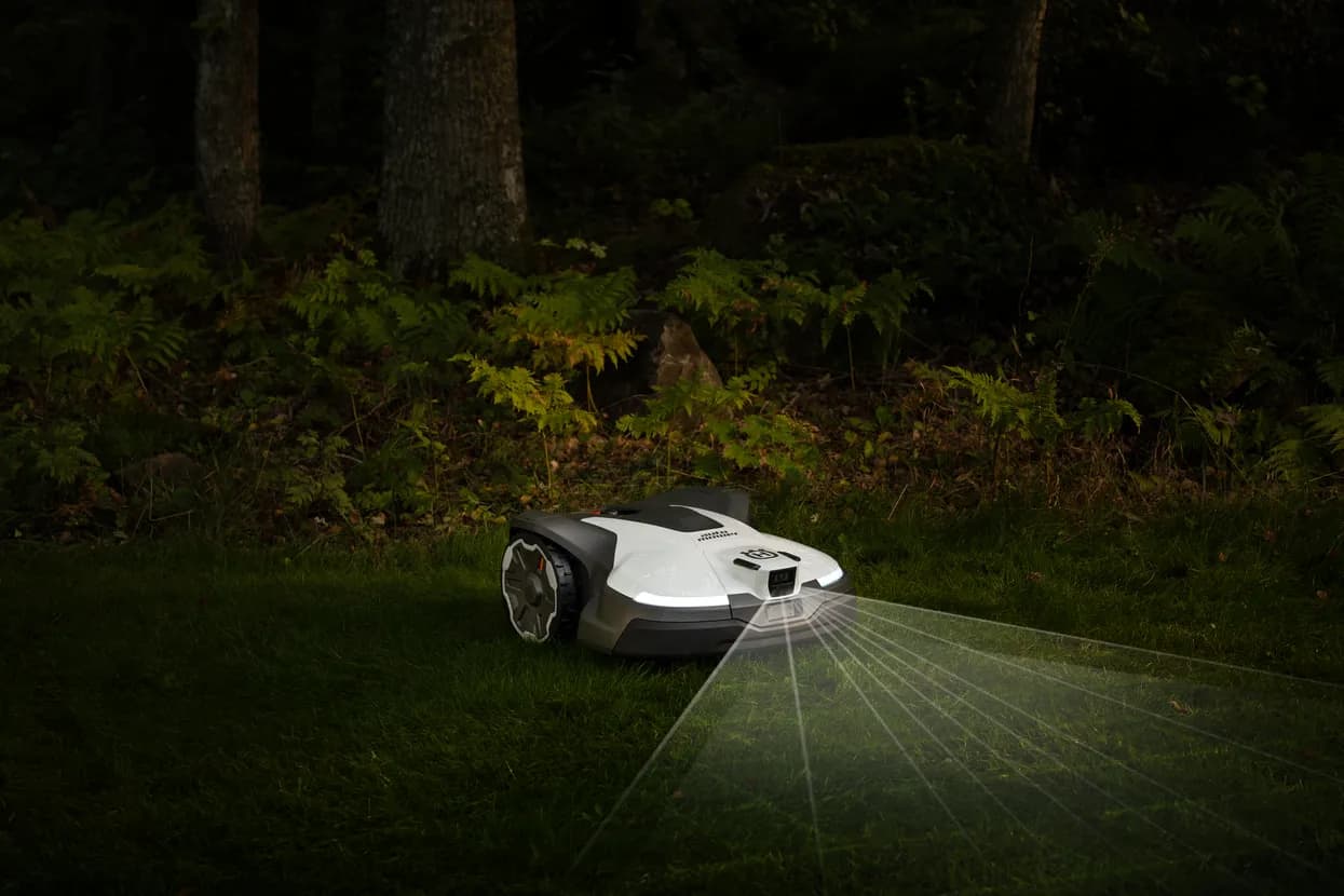 Robot tondeuse Husqvarna utilisant la vision IA infrarouge pour détecter un hérisson la nuit.